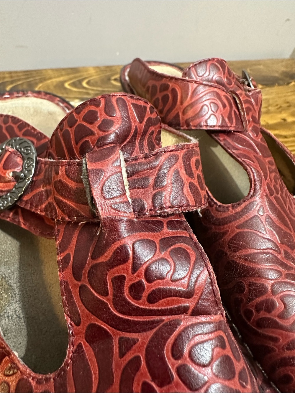 Alegria Classic Clogs Womens 39 US8.5 Red Embossed Comfort Slip On Shoes ALG534 - Picture 9 of 9